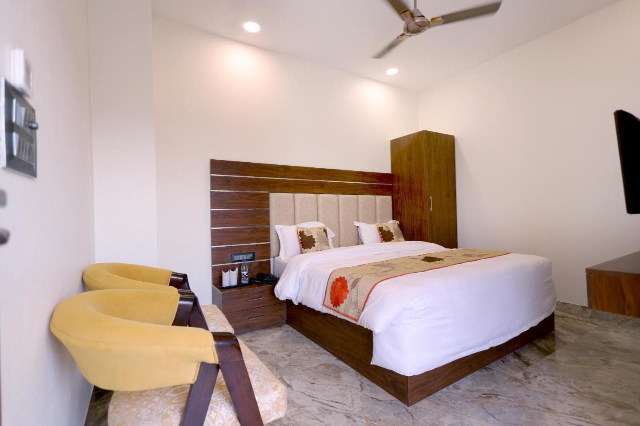Guru Kripa Sadan Hotel Vrindavan Exterior photo