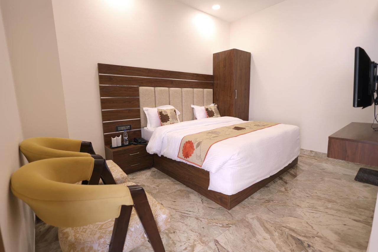 Guru Kripa Sadan Hotel Vrindavan Exterior photo