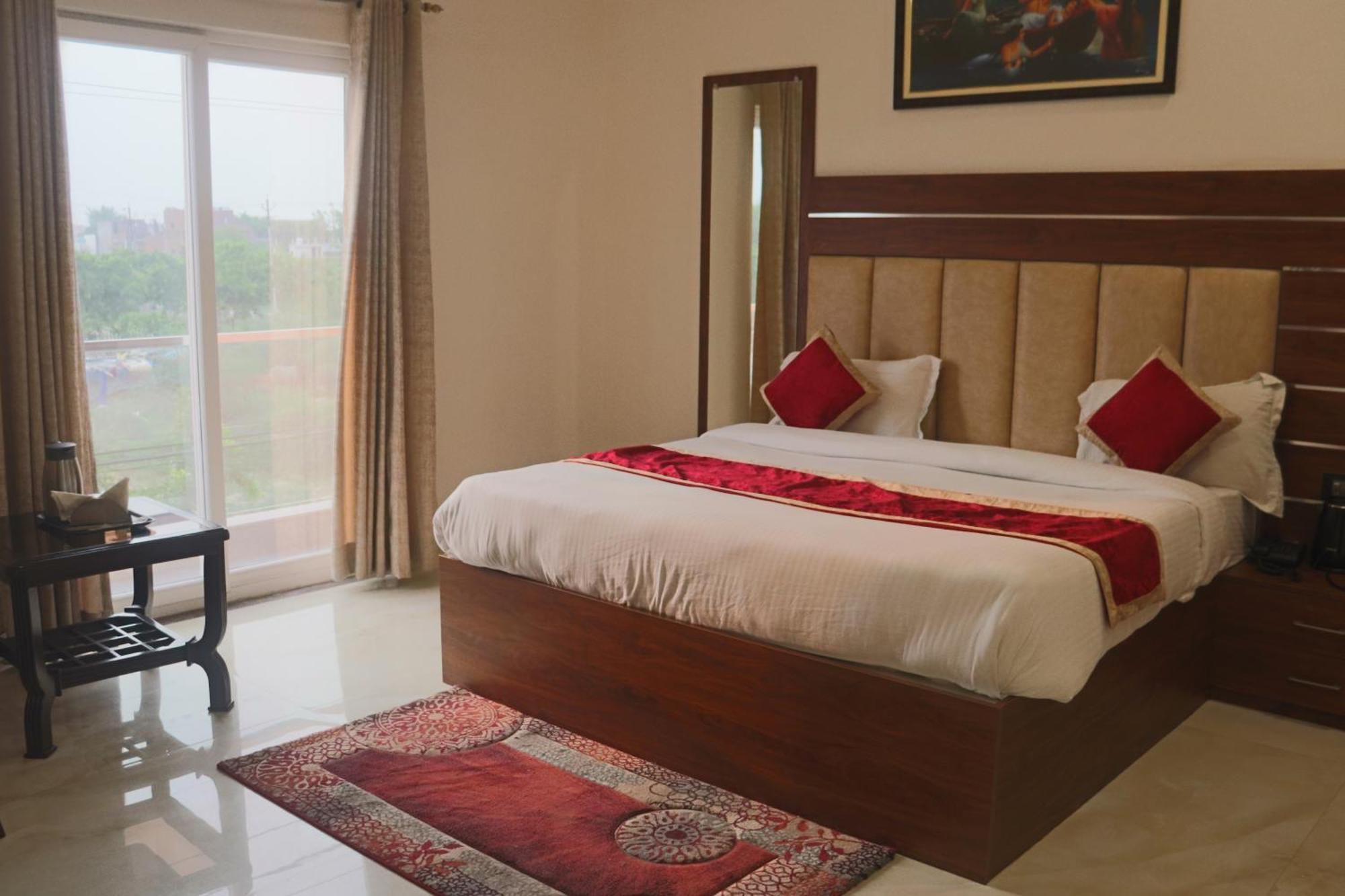 Guru Kripa Sadan Hotel Vrindavan Exterior photo