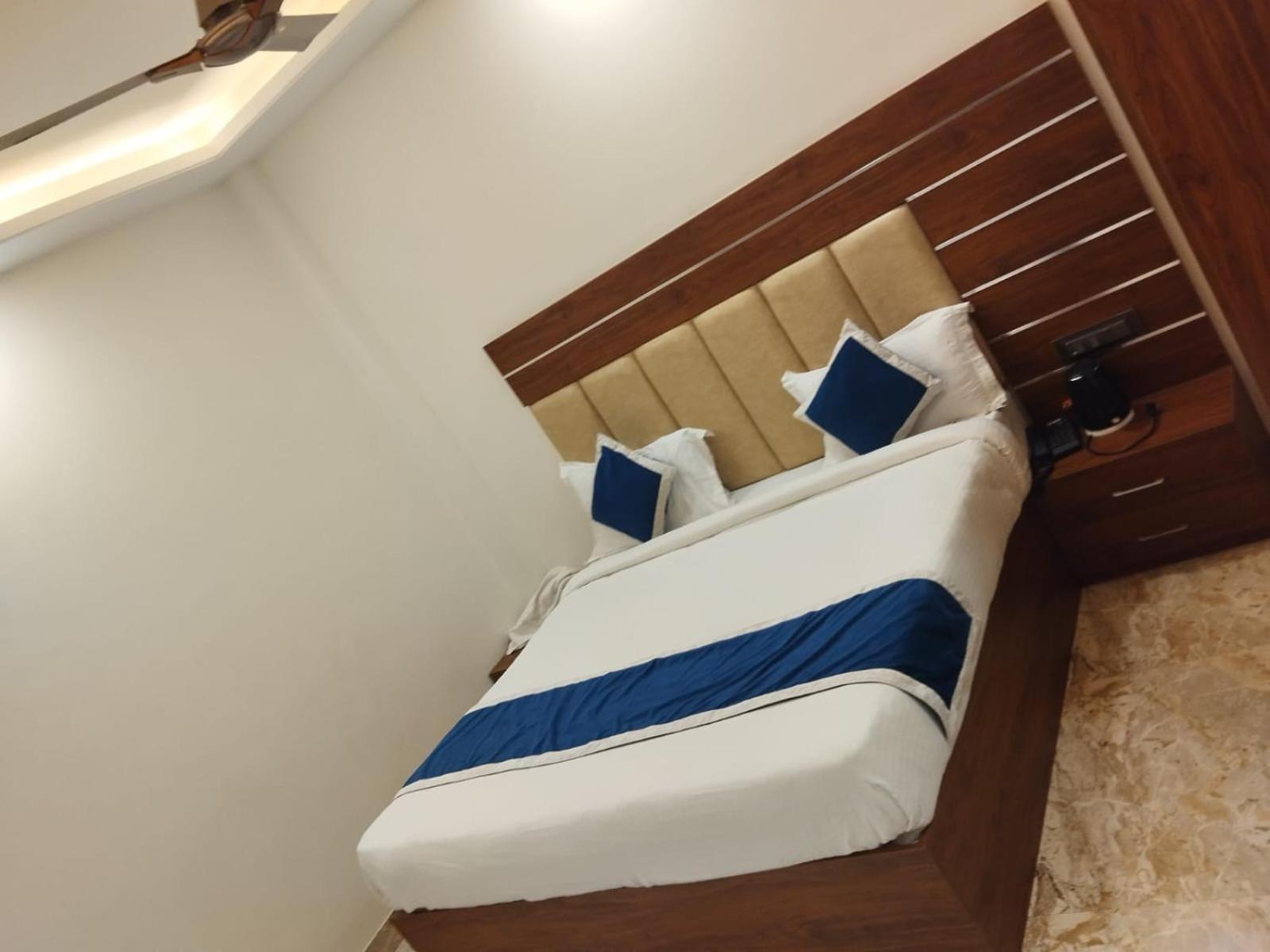 Guru Kripa Sadan Hotel Vrindavan Exterior photo